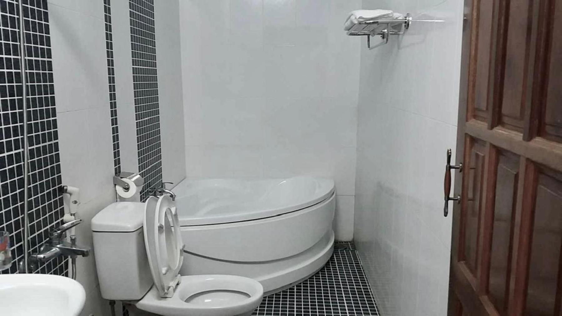 Truc Hoang Ha Hotel Κον Τουμ Εξωτερικό φωτογραφία